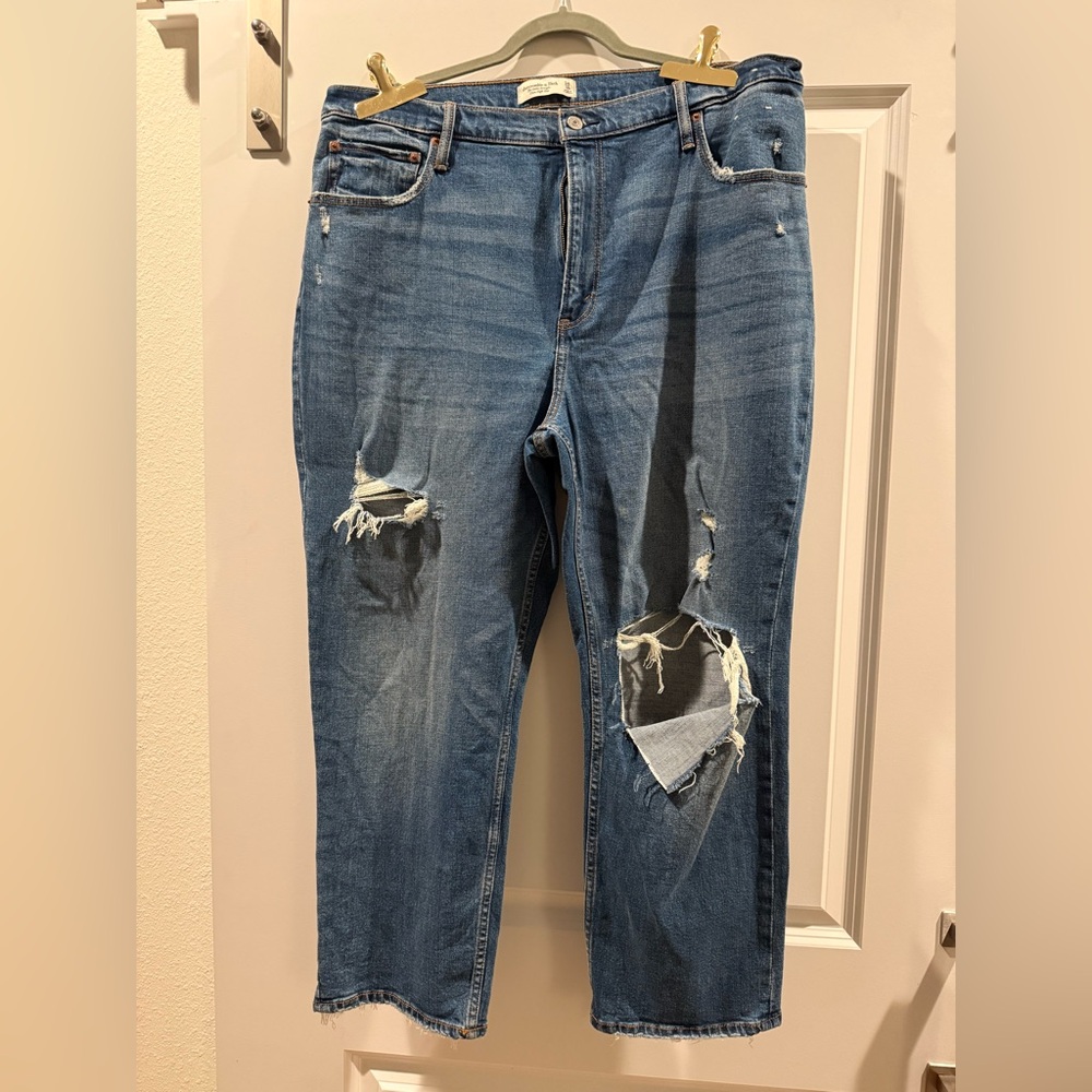 Abercrombie & Fitch High Rise Distressed Jeans - Blue